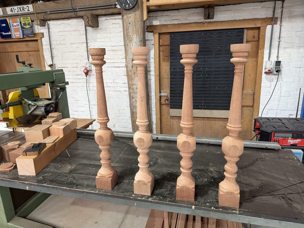 Vier gedraaide balusters in de werkplaats van AT Techniek