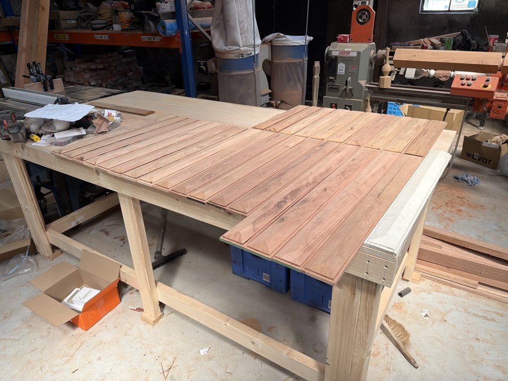 Voorbereide houten onderdelen Kleine serie geprofileerde houten onderdelen in de werkplaats van AT Techniek