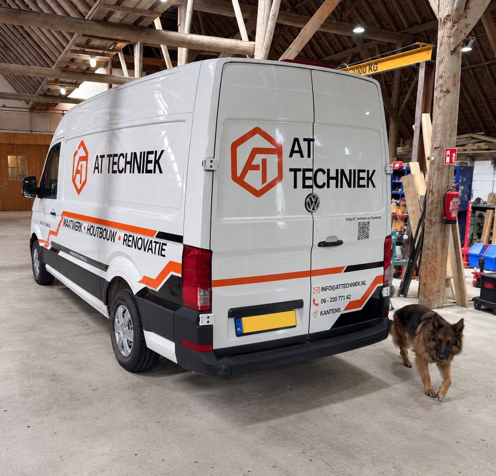 Bedrijfsbus van AT Techniek in de eigen werkplaats