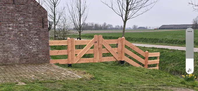 Douglas houten hekwerk met dubbele poort op maat gemaakt door AT Techniek