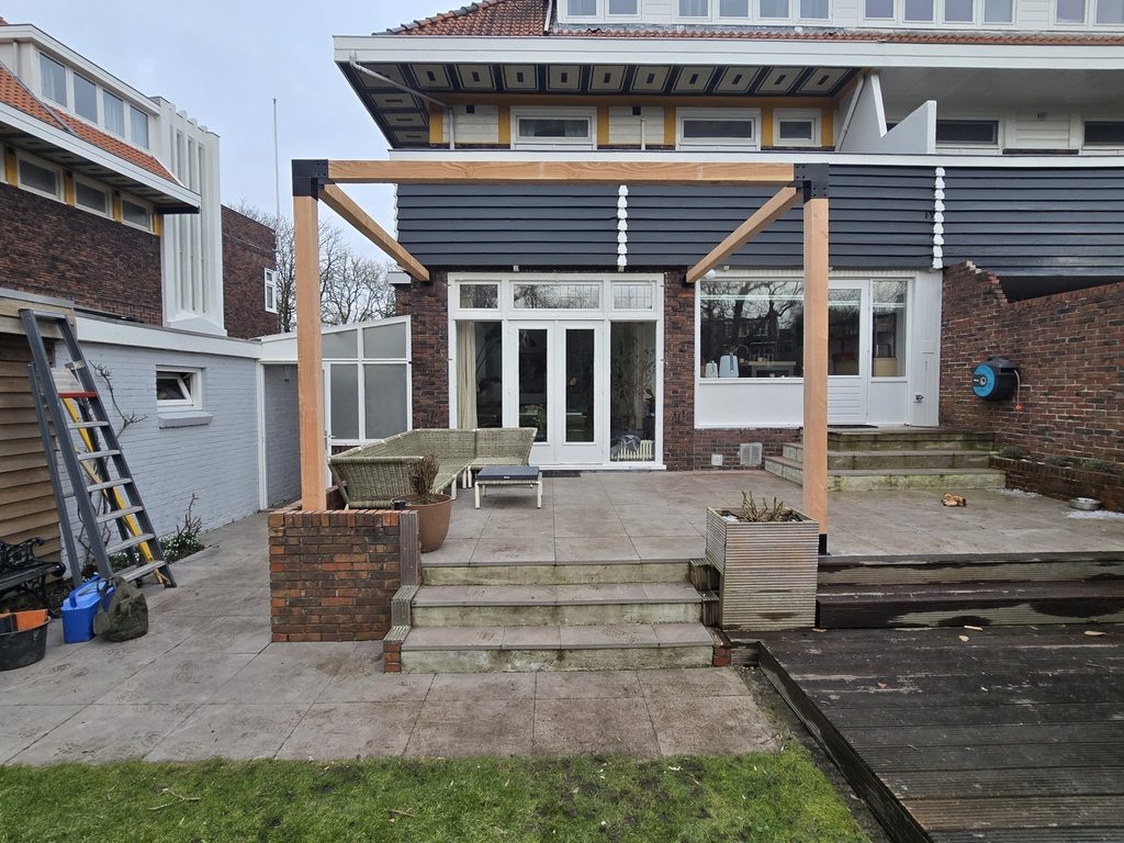 Douglas pergola op maat gemaakt voor bestaand terras bij woning