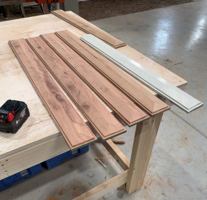 Nagemaakte houten profielen Bestaande houten profielen met nieuw nagemaakte onderdelen