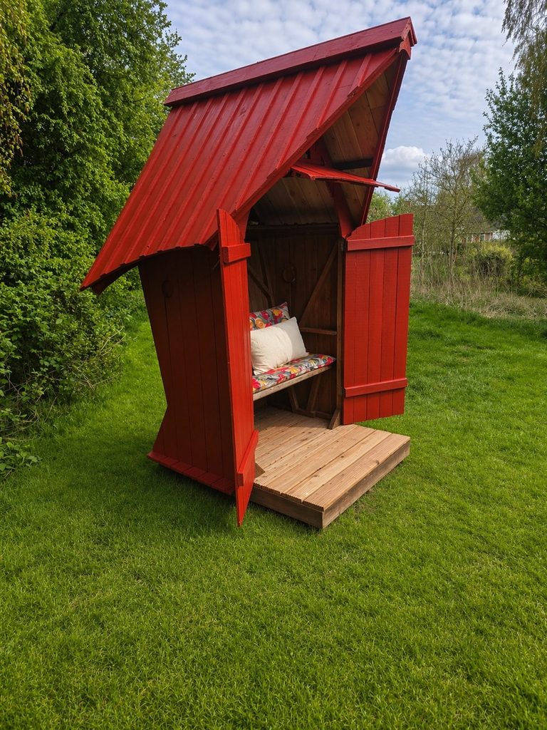 Gerenoveerd draaibaar houten tuinhuis met vernieuwd dak en herstelde vlonder