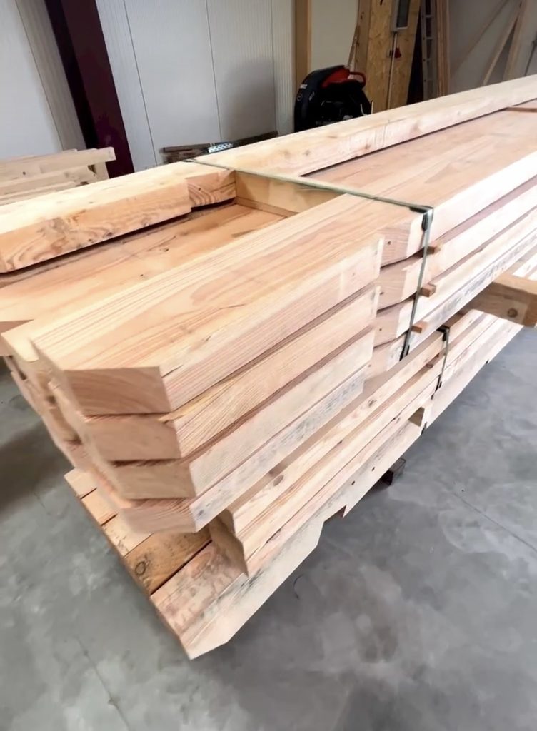 Voorbereide houten onderdelen Vooraf vervaardigde houten onderdelen gereed voor montage op locatie